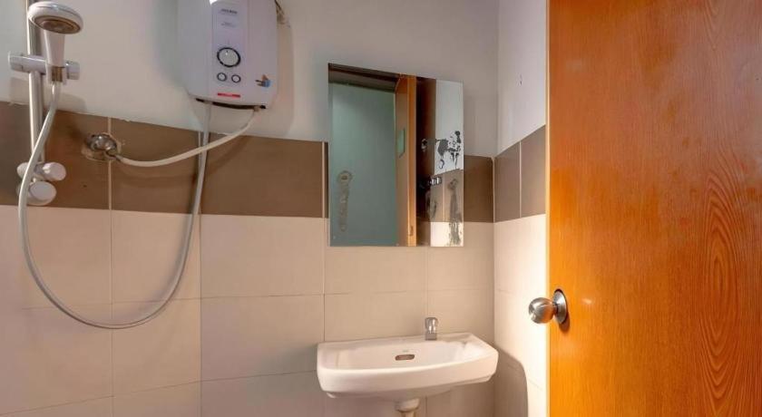 Oyo 89874 Gs Golden Star Hotel Seri Kembangan Exterior photo